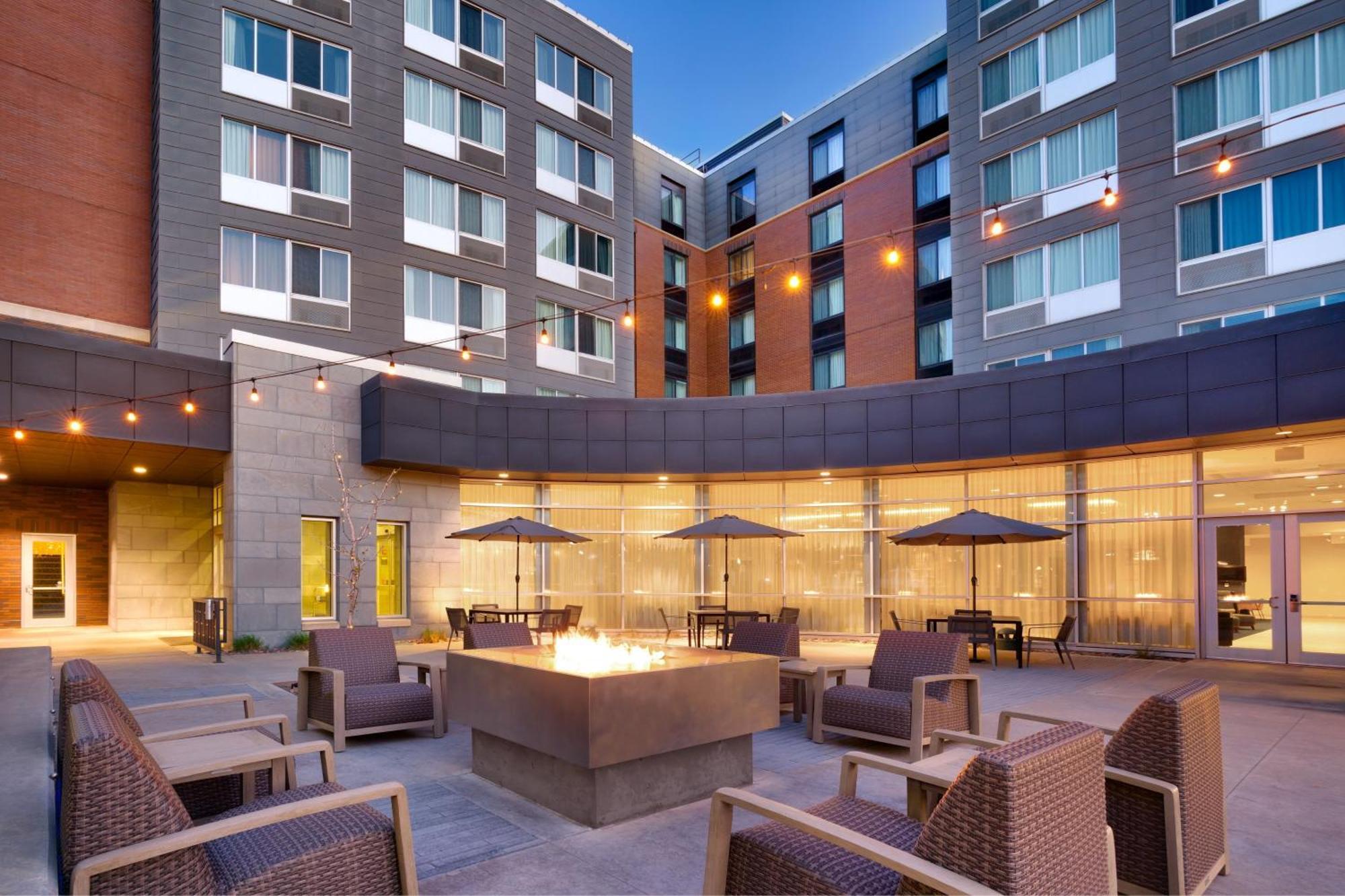 Courtyard Lincoln Downtown Hotel Exterior photo